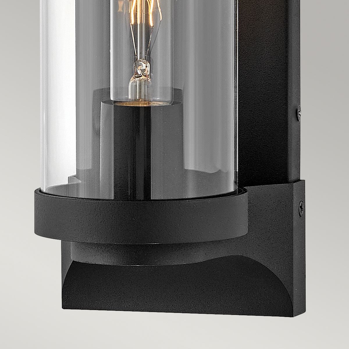 Pearson Sort udendørslampe Fra Elstead Lighting - Tillverkad av aluminium, m&auml;ssing och glas, erbjuder den en robust och h&ouml;gkvalitativ konstruktion med en vacker texturerad svart finish.