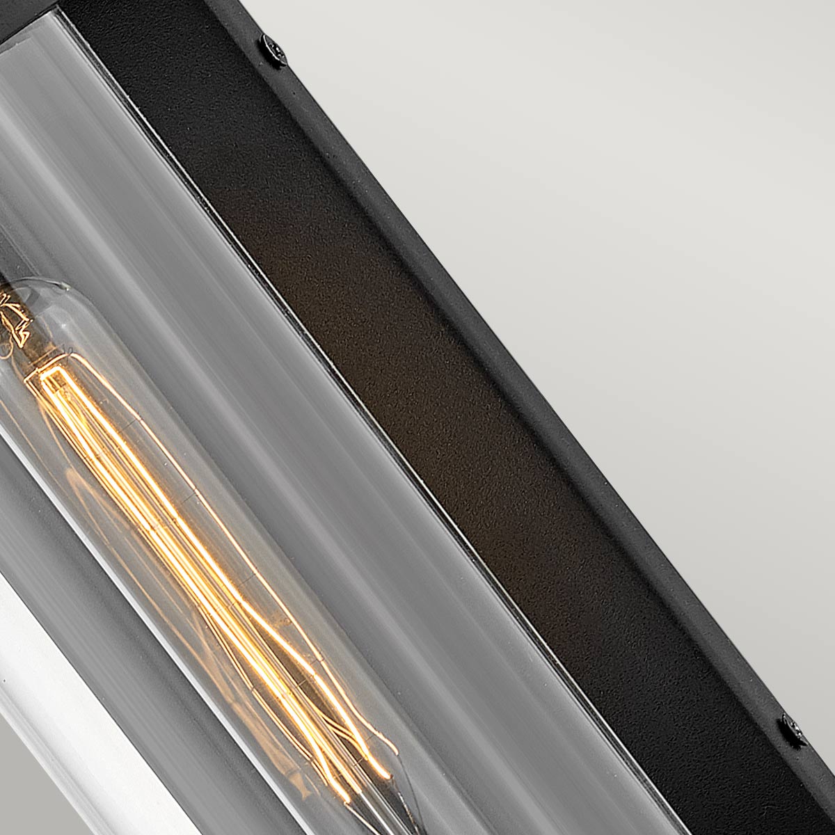 Pearson Sort udendørslampe Fra Elstead Lighting - Tillverkad av aluminium, m&auml;ssing och glas, erbjuder den en robust och h&ouml;gkvalitativ konstruktion med en vacker texturerad svart finish.
