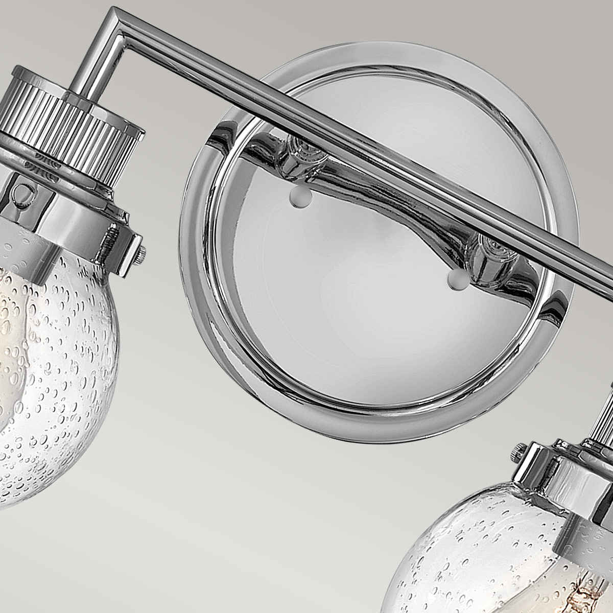 Poppy 37cm Chrom badeværelseslampe Fra Elstead Lighting - Den er lavet af stål og glas og har en poleret kromfinish, der giver en luksuriøs følelse.