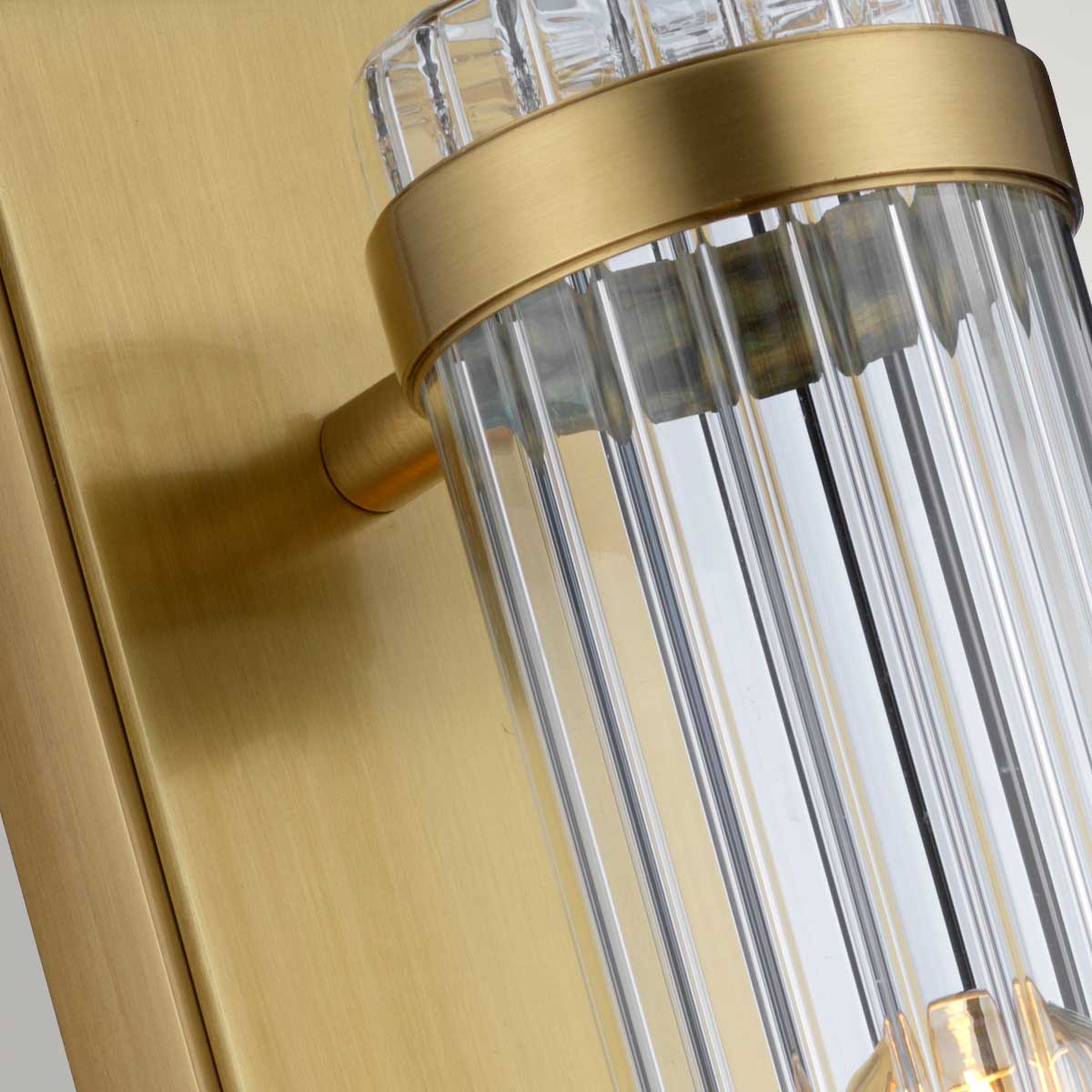 Wellington 40cm Antik messing badeværelseslampe Fra Elstead Lighting - Fremstillet af højkvalitets stål og glas giver den en luksuriøs følelse med sin antikke messingfinish og riflede glasskærm, der skaber en smuk spredning af lys.