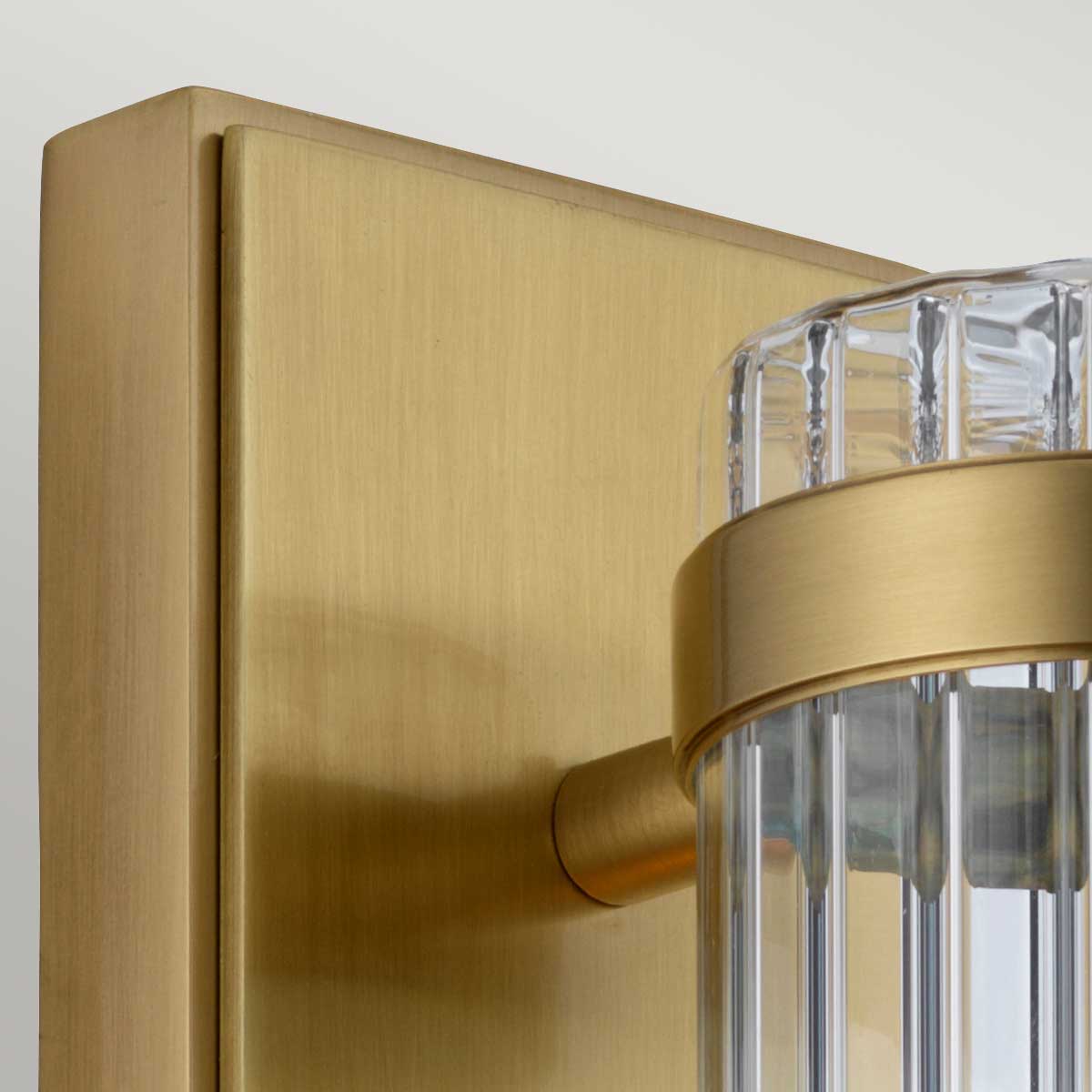 Wellington 40cm Antik messing badeværelseslampe Fra Elstead Lighting - Fremstillet af højkvalitets stål og glas giver den en luksuriøs følelse med sin antikke messingfinish og riflede glasskærm, der skaber en smuk spredning af lys.