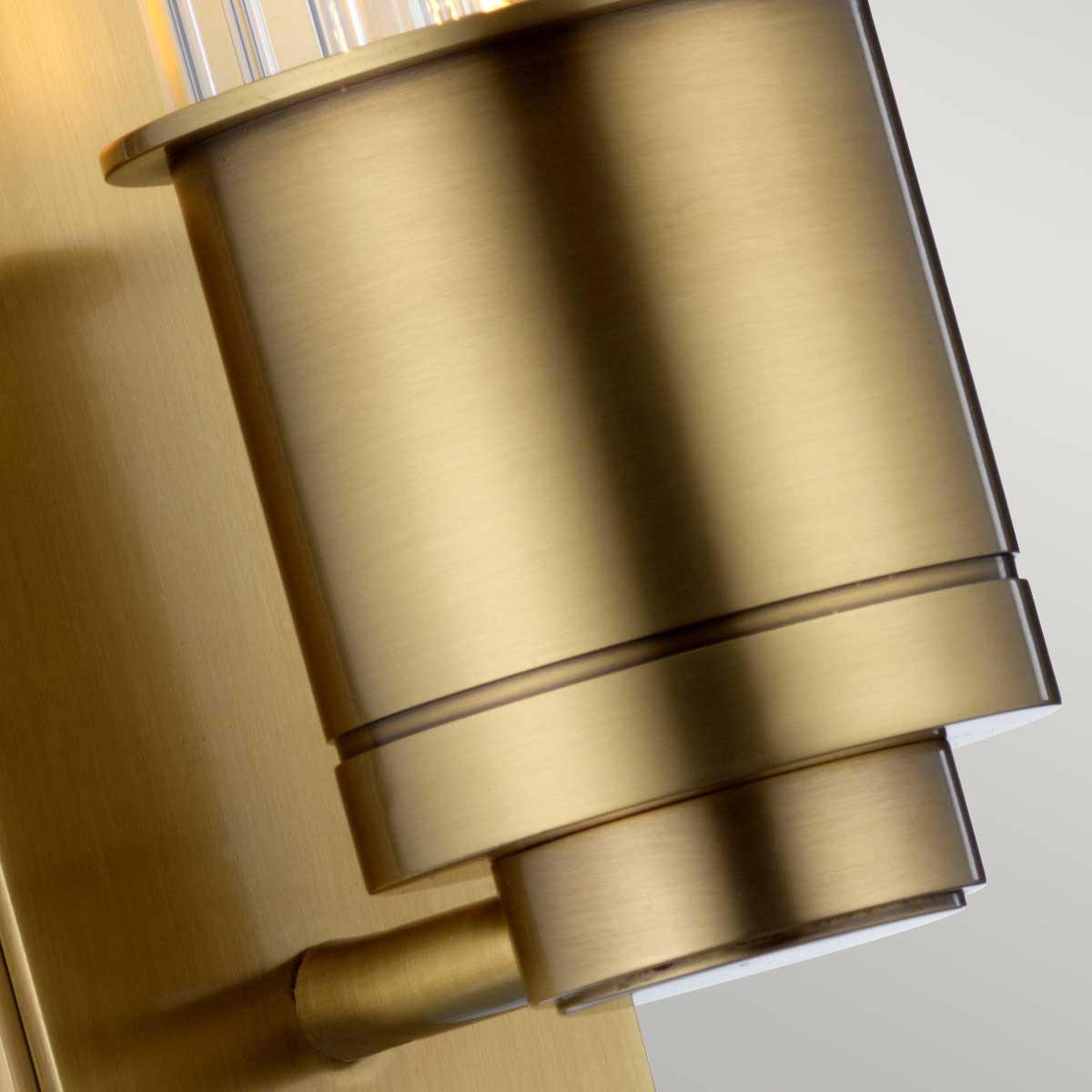 Wellington 40cm Antik messing badeværelseslampe Fra Elstead Lighting - Fremstillet af højkvalitets stål og glas giver den en luksuriøs følelse med sin antikke messingfinish og riflede glasskærm, der skaber en smuk spredning af lys.