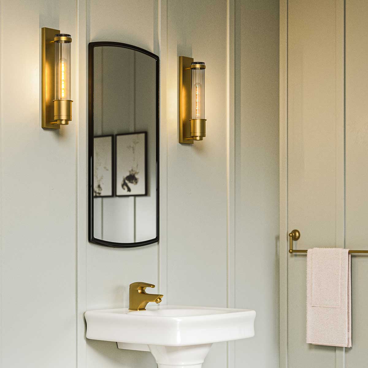 Wellington 40cm Antik messing badeværelseslampe Fra Elstead Lighting - Fremstillet af højkvalitets stål og glas giver den en luksuriøs følelse med sin antikke messingfinish og riflede glasskærm, der skaber en smuk spredning af lys.