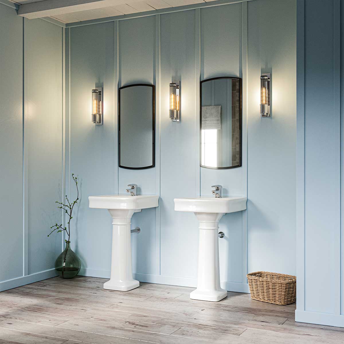 Wellington 40cm Chrom badeværelseslampe Fra Elstead Lighting - Fremstillet af højkvalitets stål og glas giver den en luksuriøs følelse med sin polerede kromfinish og riflede glaskuppel, der skaber en smuk lysspredning.