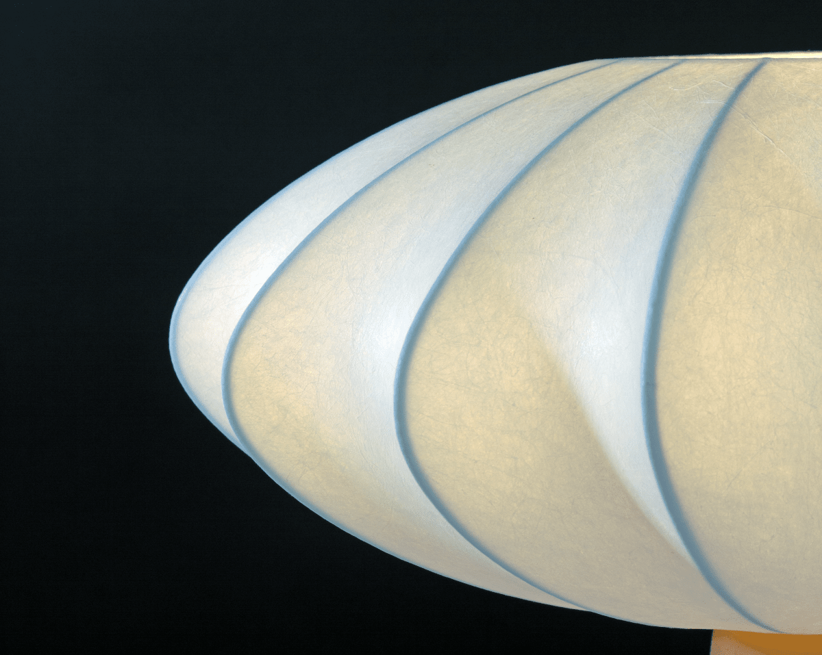 Madison 35cm Beige bordlampe Fra Aneta Lighting - Den varme beige base skaber en flot kontrast til lyssk&aelig;rmen og giver lampen et varmt og harmonisk udtryk.