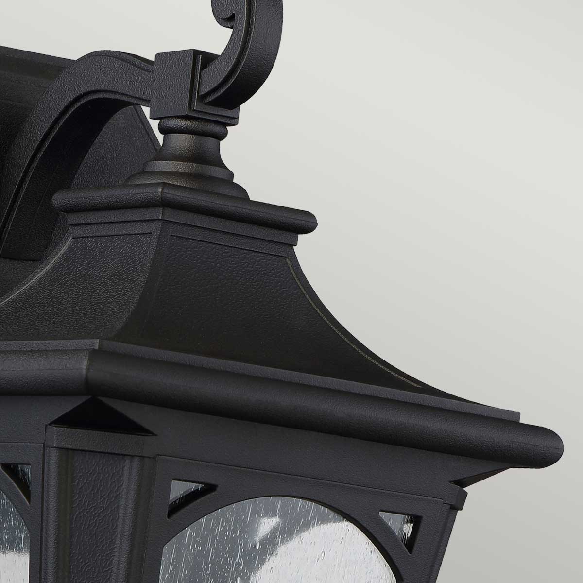 Bedford Sort udendørslampe Fra Elstead Lighting - Bedford-lampen er lavet af et kompositmateriale og er bygget til at modstå ekstreme temperaturer, både høje og lave.