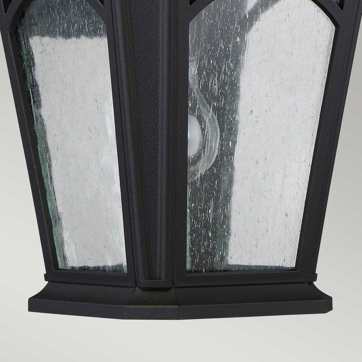 Bedford Sort udendørslampe Fra Elstead Lighting - Bedford-lampen er lavet af et kompositmateriale og er bygget til at modstå ekstreme temperaturer, både høje og lave.