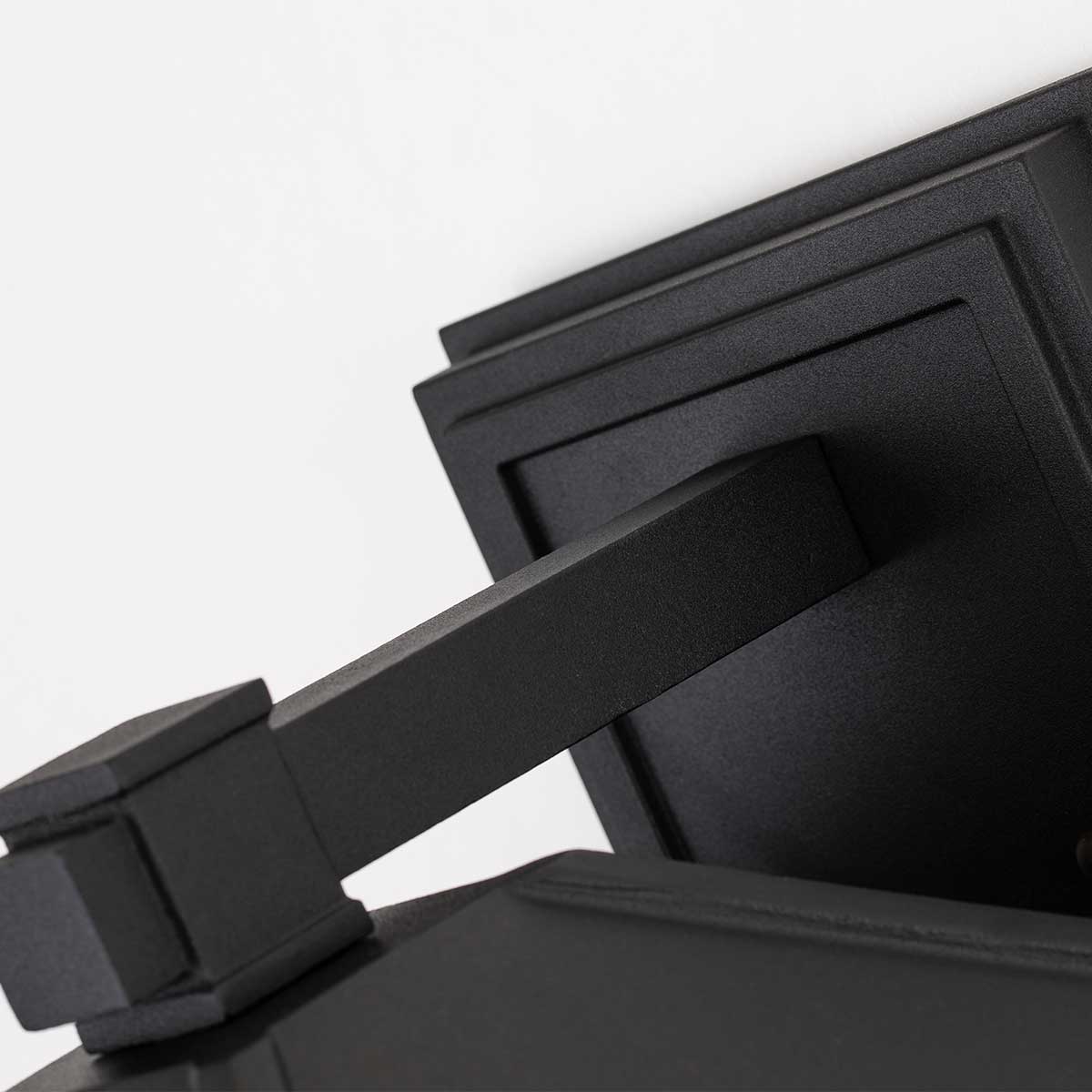 Cedar Point Sort udendørslampe Fra Elstead Lighting - Cedar Point væglampen er et alsidigt valg, der passer til både rustikke hytter og hytter i håndværkerstil.