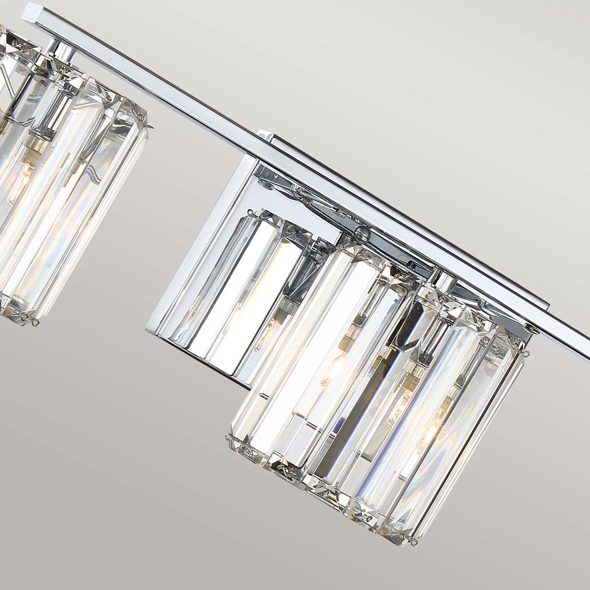 Divine 58cm Poleret krom badeværelseslampe Fra Elstead Lighting - Disse K9-skårne glasprismer er omhyggeligt arrangeret i slidser, hvilket skaber en smuk glød.