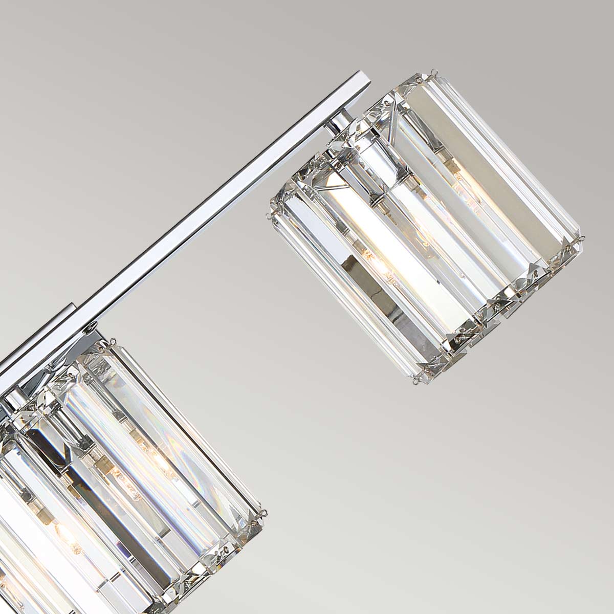 Divine 58cm Poleret krom badeværelseslampe Fra Elstead Lighting - Disse K9-skårne glasprismer er omhyggeligt arrangeret i slidser, hvilket skaber en smuk glød.