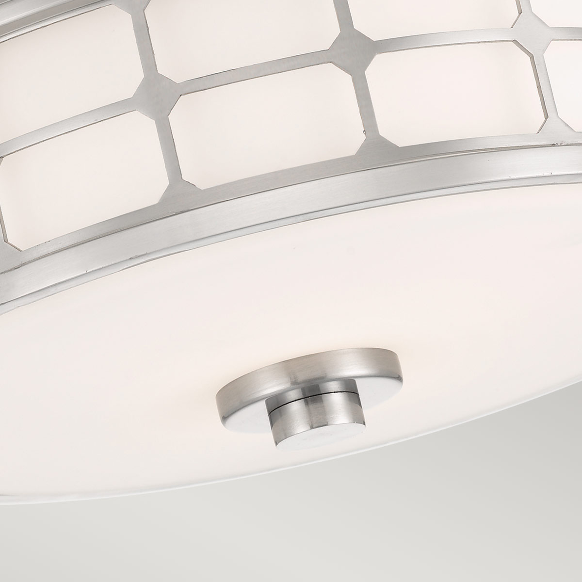 Guardian Ø35 Børstet nikkel badeværelseslampe Fra Elstead Lighting - Den b&oslash;rstede nikkelfinish og den geometriske ramme giver lampen et elegant look, mens det opalglas spreder et behageligt og bl&oslash;dt lys.