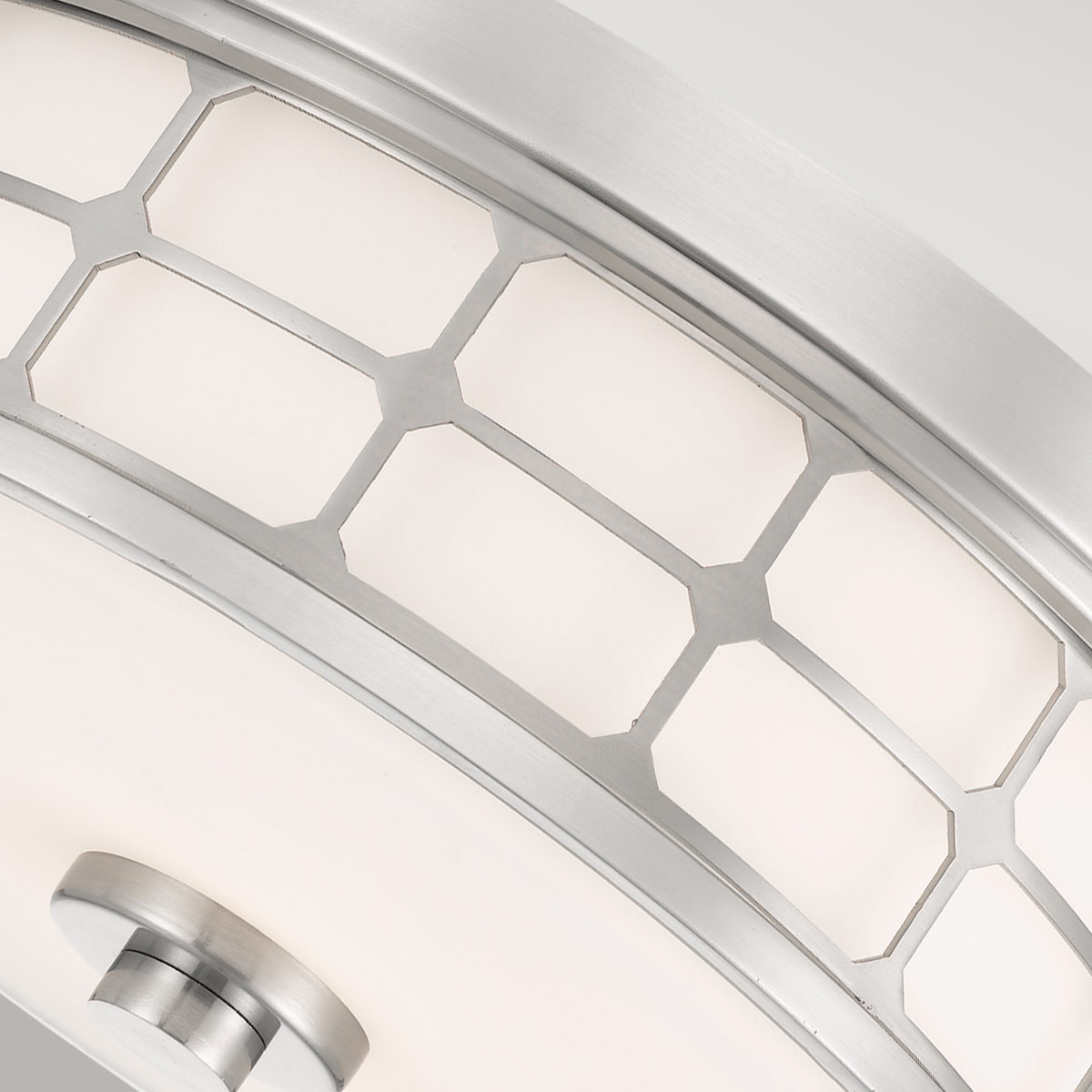 Guardian Ø35 Børstet nikkel badeværelseslampe Fra Elstead Lighting - Den b&oslash;rstede nikkelfinish og den geometriske ramme giver lampen et elegant look, mens det opalglas spreder et behageligt og bl&oslash;dt lys.