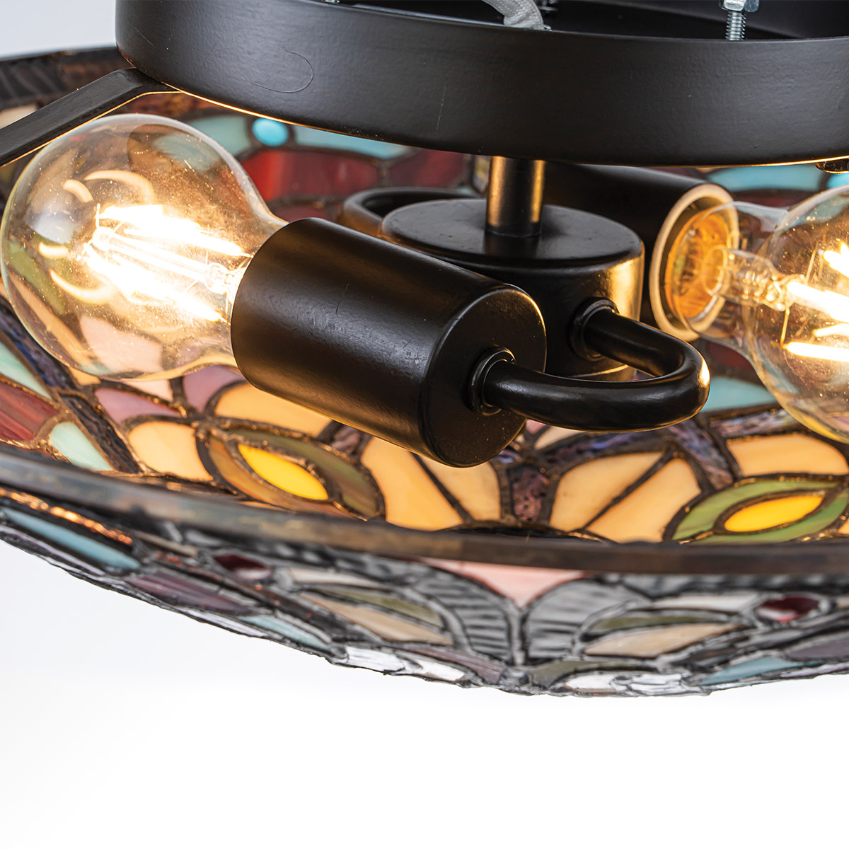 Larissa Ø42 Flerfarvet Fra Elstead Lighting - Det loftmonterede design gør Larissa til et fremragende valg til entreen, soveværelset eller stuen, hvor den bliver en dekorativ detalje, selv når den er slukket.