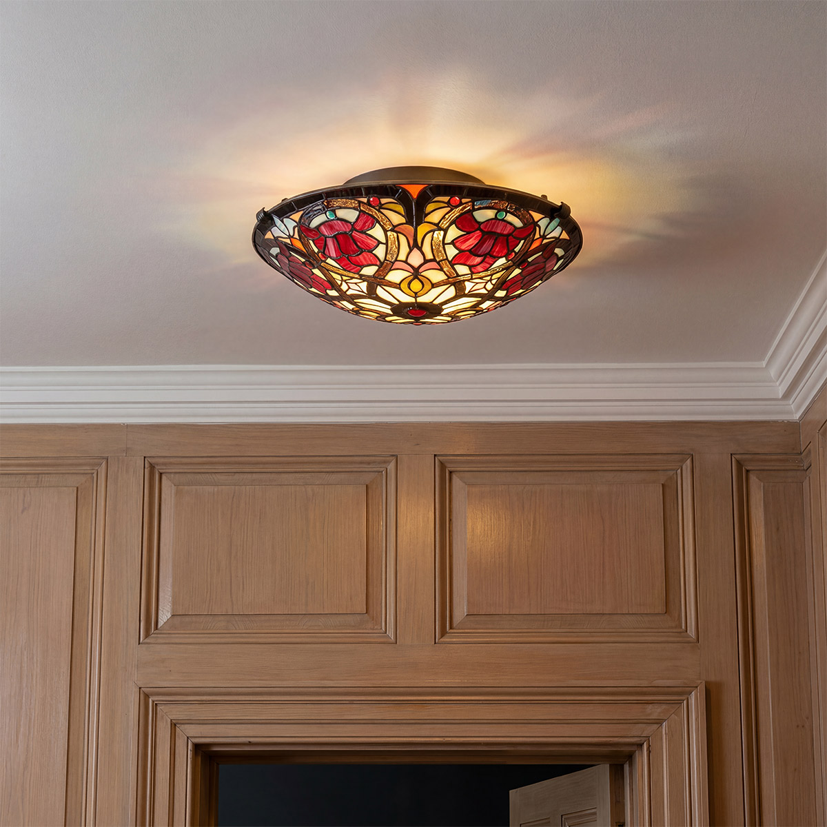 Larissa Ø42 Flerfarvet Fra Elstead Lighting - Det loftmonterede design gør Larissa til et fremragende valg til entreen, soveværelset eller stuen, hvor den bliver en dekorativ detalje, selv når den er slukket.