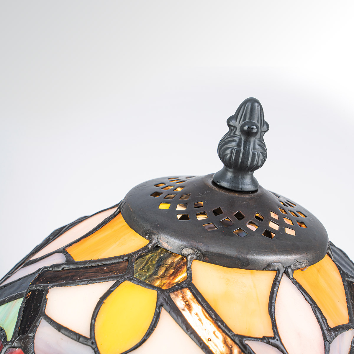 Larissa 37cm Flerfarvet Fra Elstead Lighting - Den kuppelformede skærm består af farvet kunstglas i smukke nuancer af rød, gul, grøn og blå, som tilsammen danner et detaljeret og farverigt mønster.