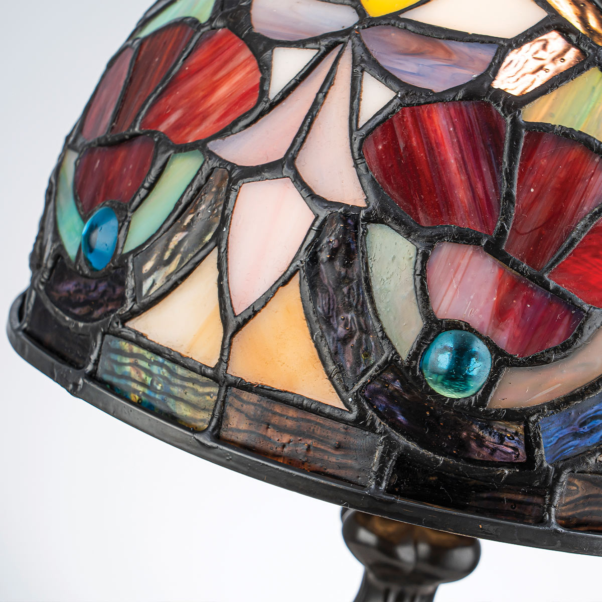 Larissa 37cm Flerfarvet Fra Elstead Lighting - Den kuppelformede skærm består af farvet kunstglas i smukke nuancer af rød, gul, grøn og blå, som tilsammen danner et detaljeret og farverigt mønster.
