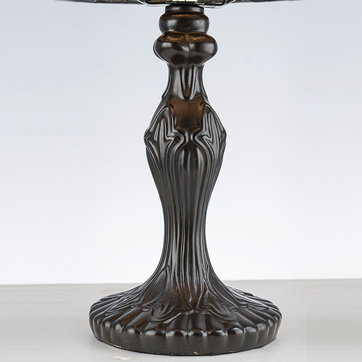 Larissa 37cm Flerfarvet Fra Elstead Lighting - Den kuppelformede skærm består af farvet kunstglas i smukke nuancer af rød, gul, grøn og blå, som tilsammen danner et detaljeret og farverigt mønster.