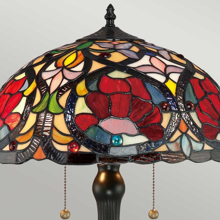 Larissa 58cm Flerfarvet Fra Elstead Lighting - Den matchende lampefod med sin vintage bronzefinish komplementerer designet og forstærker dets tidløse og sofistikerede udtryk.