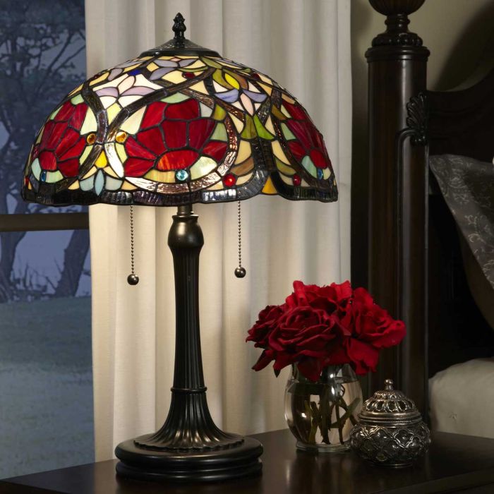 Larissa 58cm Flerfarvet Fra Elstead Lighting - Den matchende lampefod med sin vintage bronzefinish komplementerer designet og forstærker dets tidløse og sofistikerede udtryk.