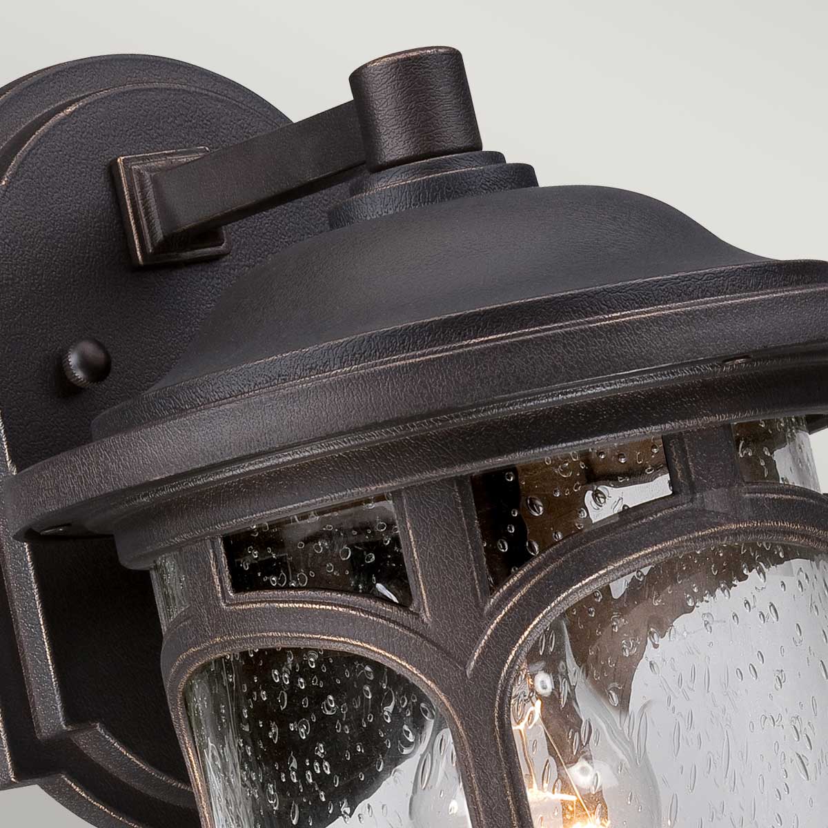 Marblehead Bronze udendørslampe Fra Elstead Lighting - Marblehead væglampen i bronze har et robust og maskulint design, der er perfekt til udendørs brug.