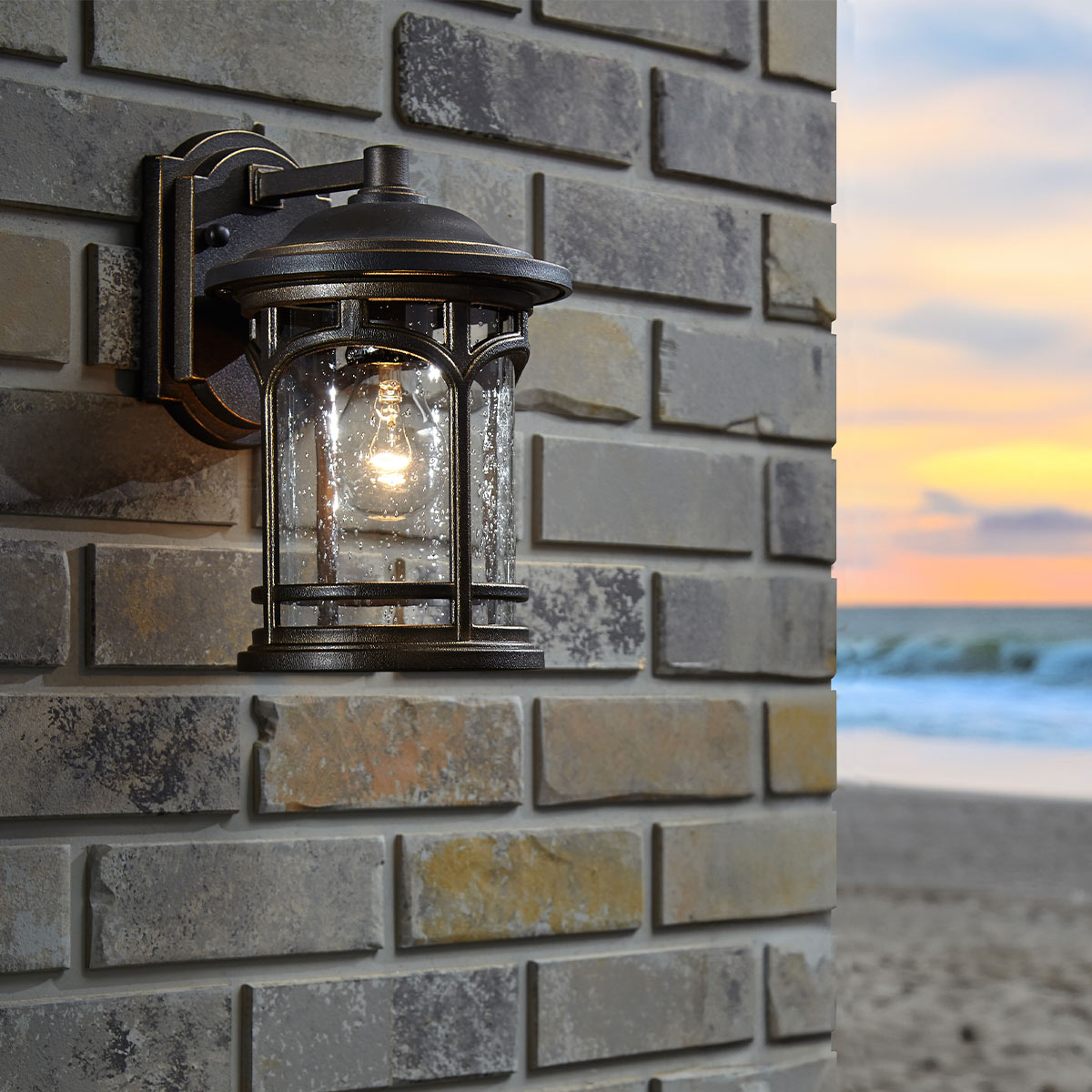 Marblehead Bronze udendørslampe Fra Elstead Lighting - Marblehead væglampen i bronze har et robust og maskulint design, der er perfekt til udendørs brug.