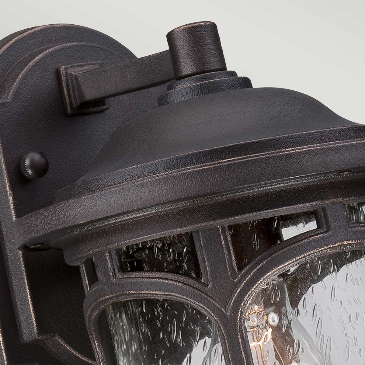 Marblehead Bronze udendørslampe Fra Elstead Lighting - Marblehead væglampen i bronze har et robust og maskulint design, der er perfekt til udendørs brug.
