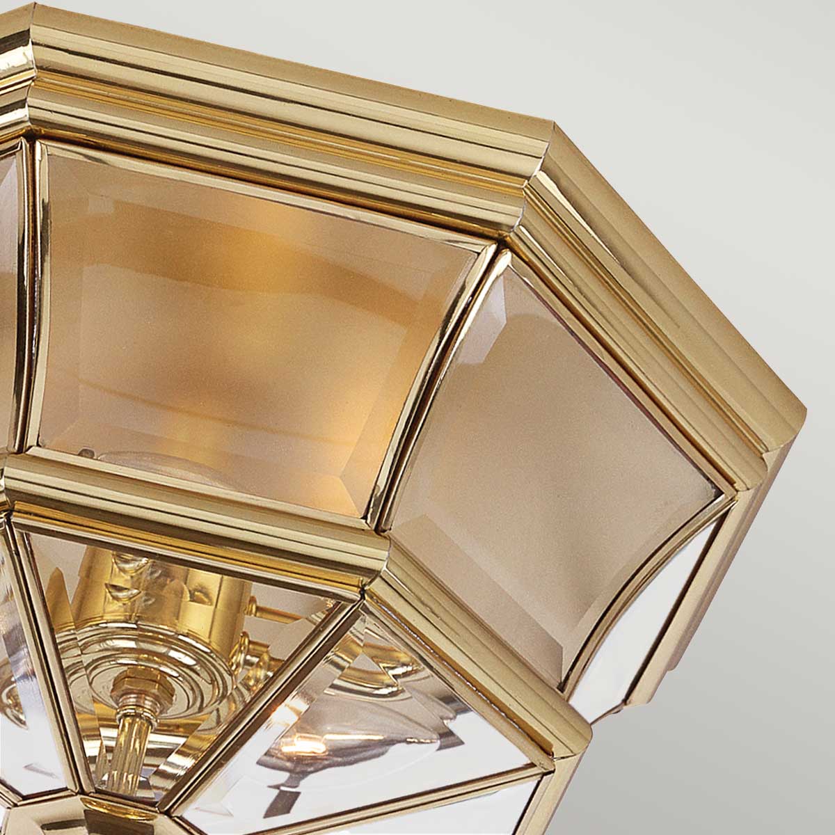 Newbury Poleret messing Fra Elstead Lighting - Med sit facetterede klare glas og højkvalitets messing skaber den en sofistikeret og indbydende atmosfære.