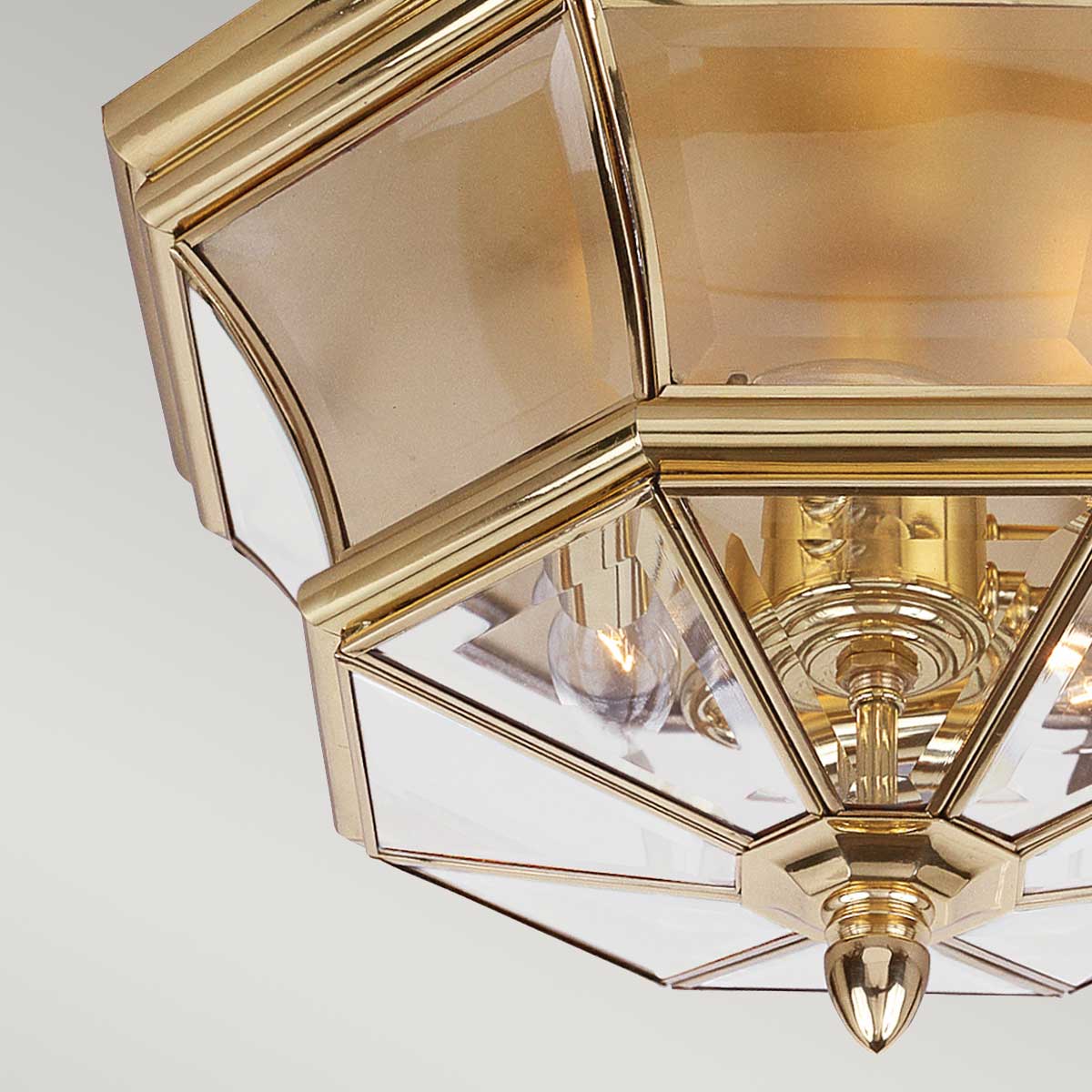 Newbury Poleret messing Fra Elstead Lighting - Med sit facetterede klare glas og højkvalitets messing skaber den en sofistikeret og indbydende atmosfære.