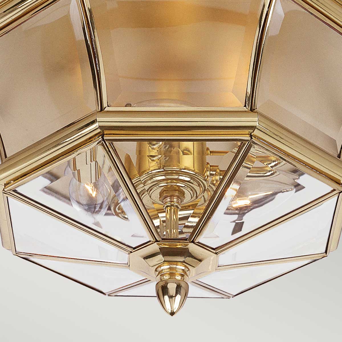 Newbury Poleret messing Fra Elstead Lighting - Med sit facetterede klare glas og højkvalitets messing skaber den en sofistikeret og indbydende atmosfære.