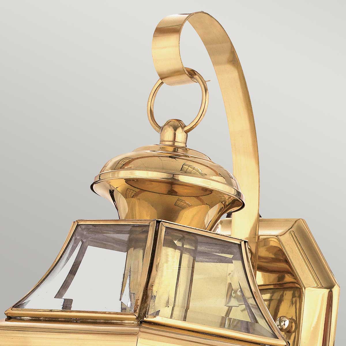 Newbury Poleret messing udendørslampe Fra Elstead Lighting - Det klassiske design med facetteret klart glas og højkvalitets messing skaber en sofistikeret atmosfære, der passer til de fleste arkitektoniske stilarter.