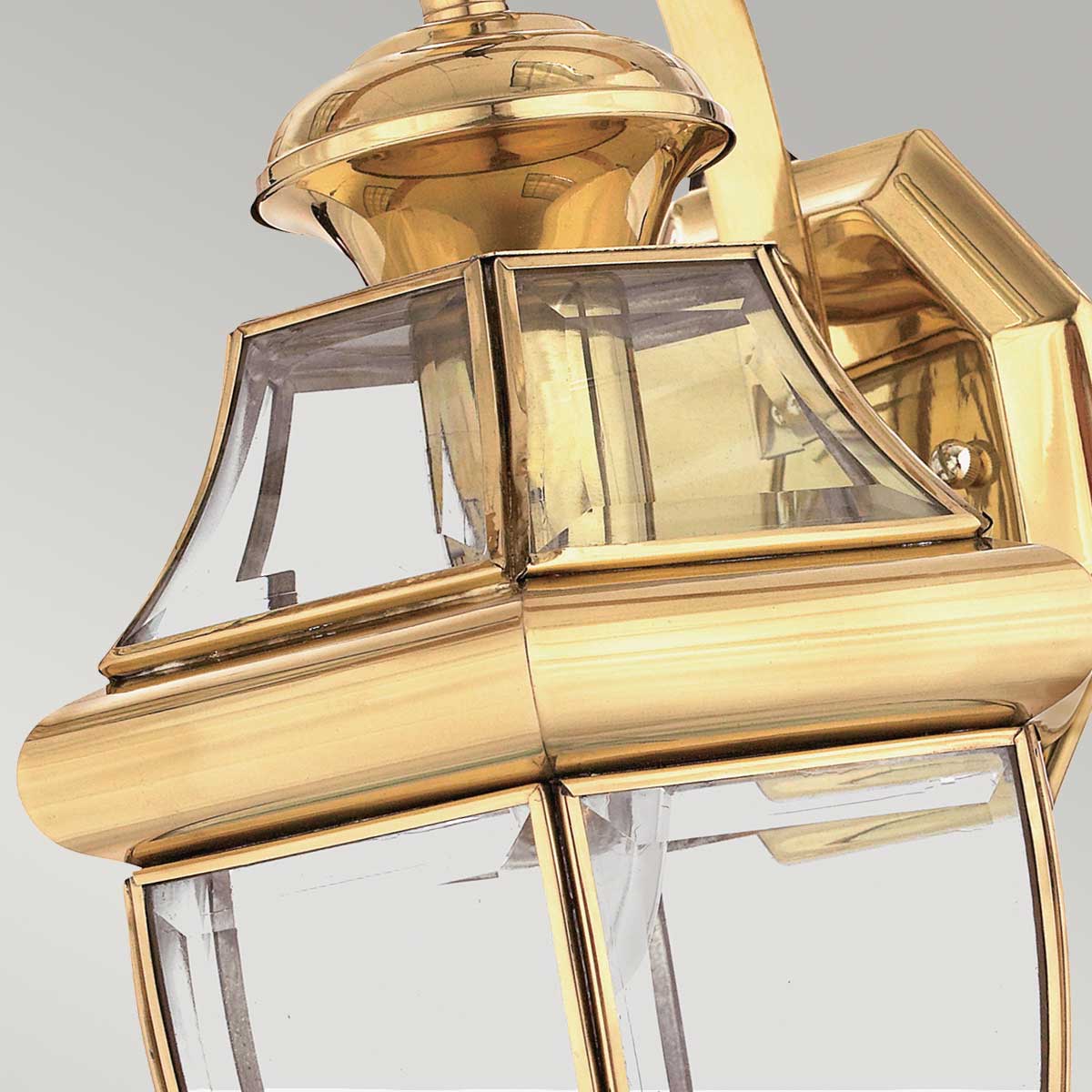 Newbury Poleret messing udendørslampe Fra Elstead Lighting - Det klassiske design med facetteret klart glas og højkvalitets messing skaber en sofistikeret atmosfære, der passer til de fleste arkitektoniske stilarter.