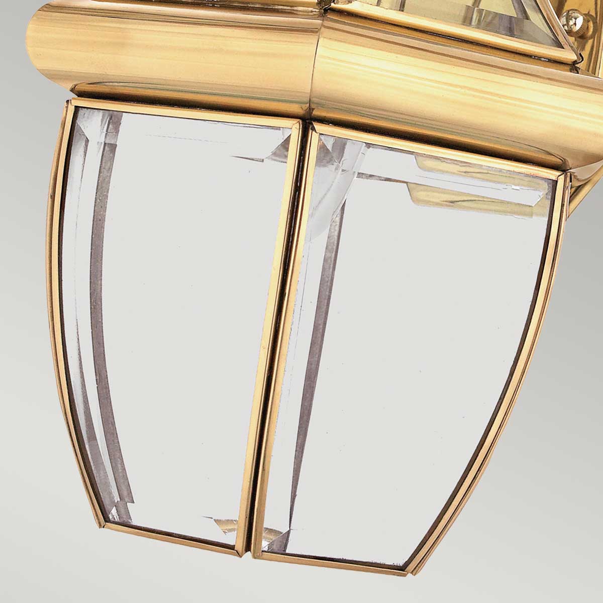 Newbury Poleret messing udendørslampe Fra Elstead Lighting - Det klassiske design med facetteret klart glas og højkvalitets messing skaber en sofistikeret atmosfære, der passer til de fleste arkitektoniske stilarter.