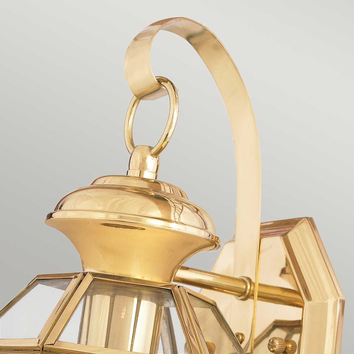Newbury Poleret messing udendørslampe Fra Elstead Lighting - Det klassiske design med facetteret klart glas og h&oslash;jkvalitets messing skaber en sofistikeret atmosf&aelig;re, der passer til de fleste arkitektoniske stilarter.