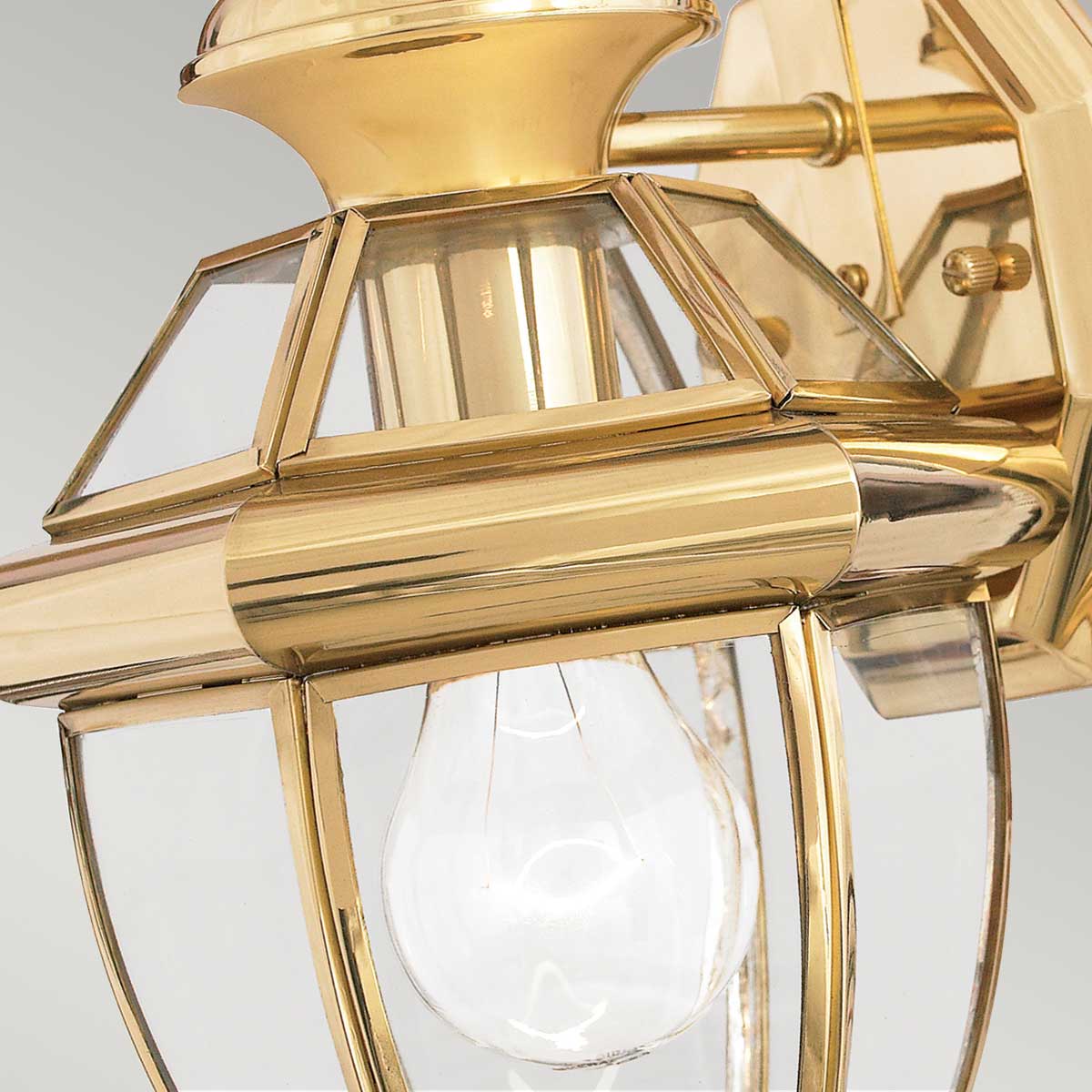 Newbury Poleret messing udendørslampe Fra Elstead Lighting - Det klassiske design med facetteret klart glas og h&oslash;jkvalitets messing skaber en sofistikeret atmosf&aelig;re, der passer til de fleste arkitektoniske stilarter.