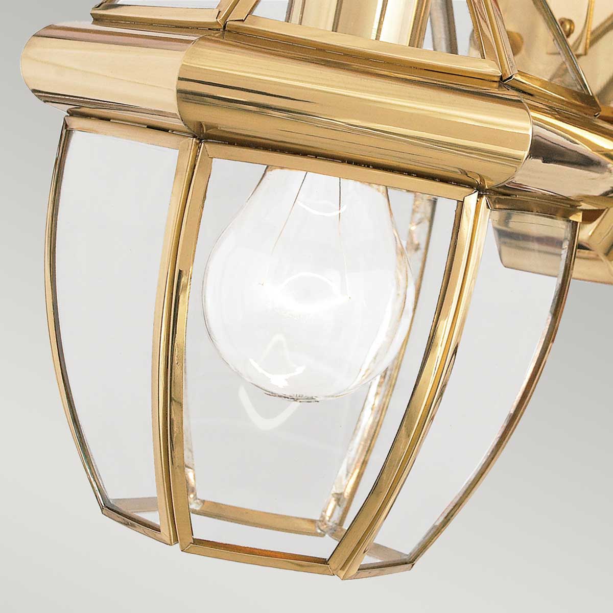 Newbury Poleret messing udendørslampe Fra Elstead Lighting - Det klassiske design med facetteret klart glas og h&oslash;jkvalitets messing skaber en sofistikeret atmosf&aelig;re, der passer til de fleste arkitektoniske stilarter.