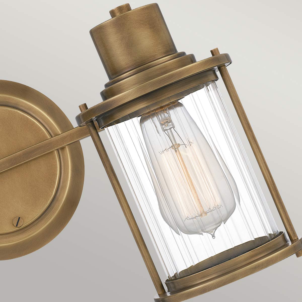 Riggs 38cm Rå messing badeværelseslampe Fra Elstead Lighting - Fremstillet i stål og med en robust konstruktion giver Riggs et stilrent og funktionelt lys i hjemmet.