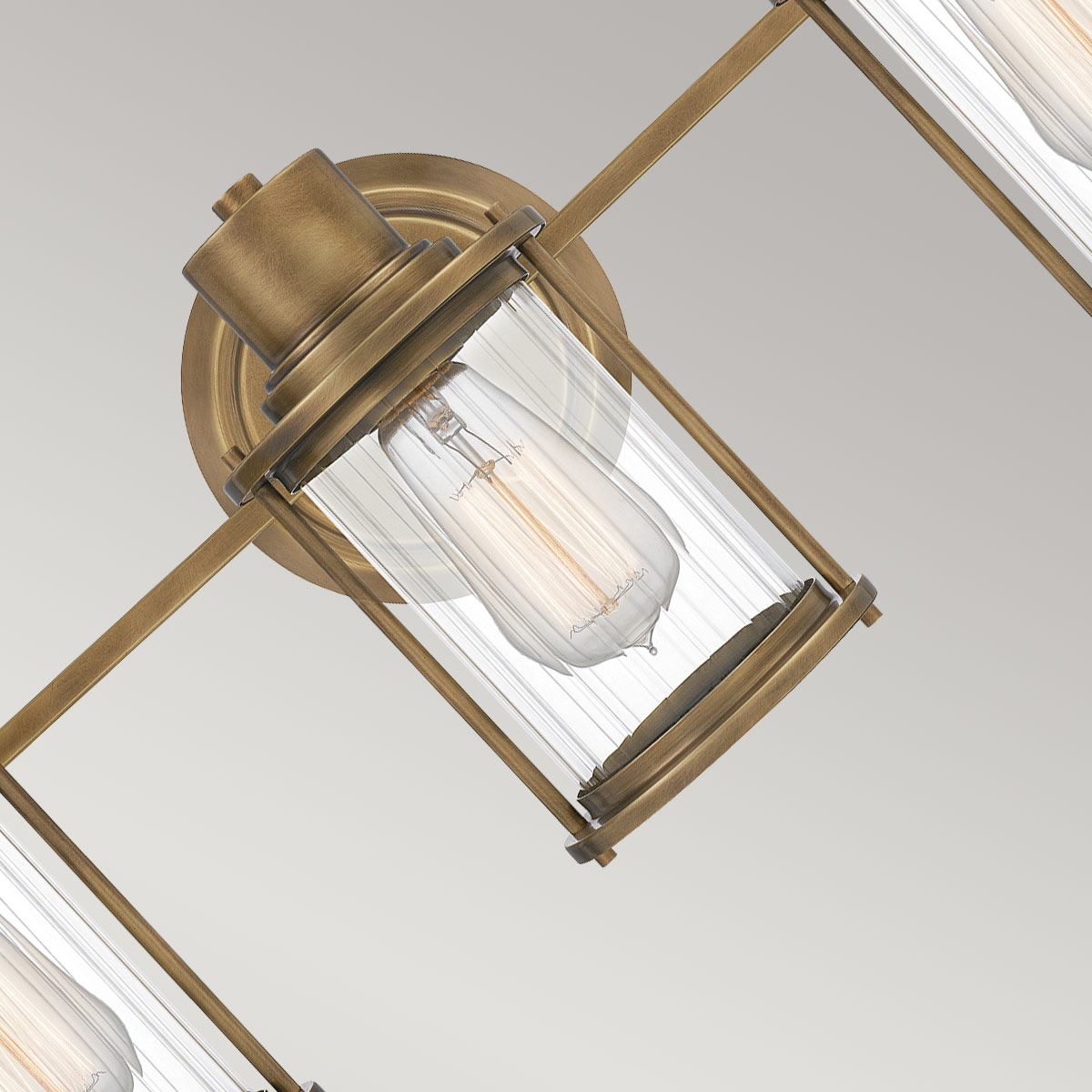 Riggs 56cm Rå messing badeværelseslampe Fra Elstead Lighting - Fremstillet i stål og med en robust konstruktion giver Riggs et stilrent og funktionelt lys i hjemmet.