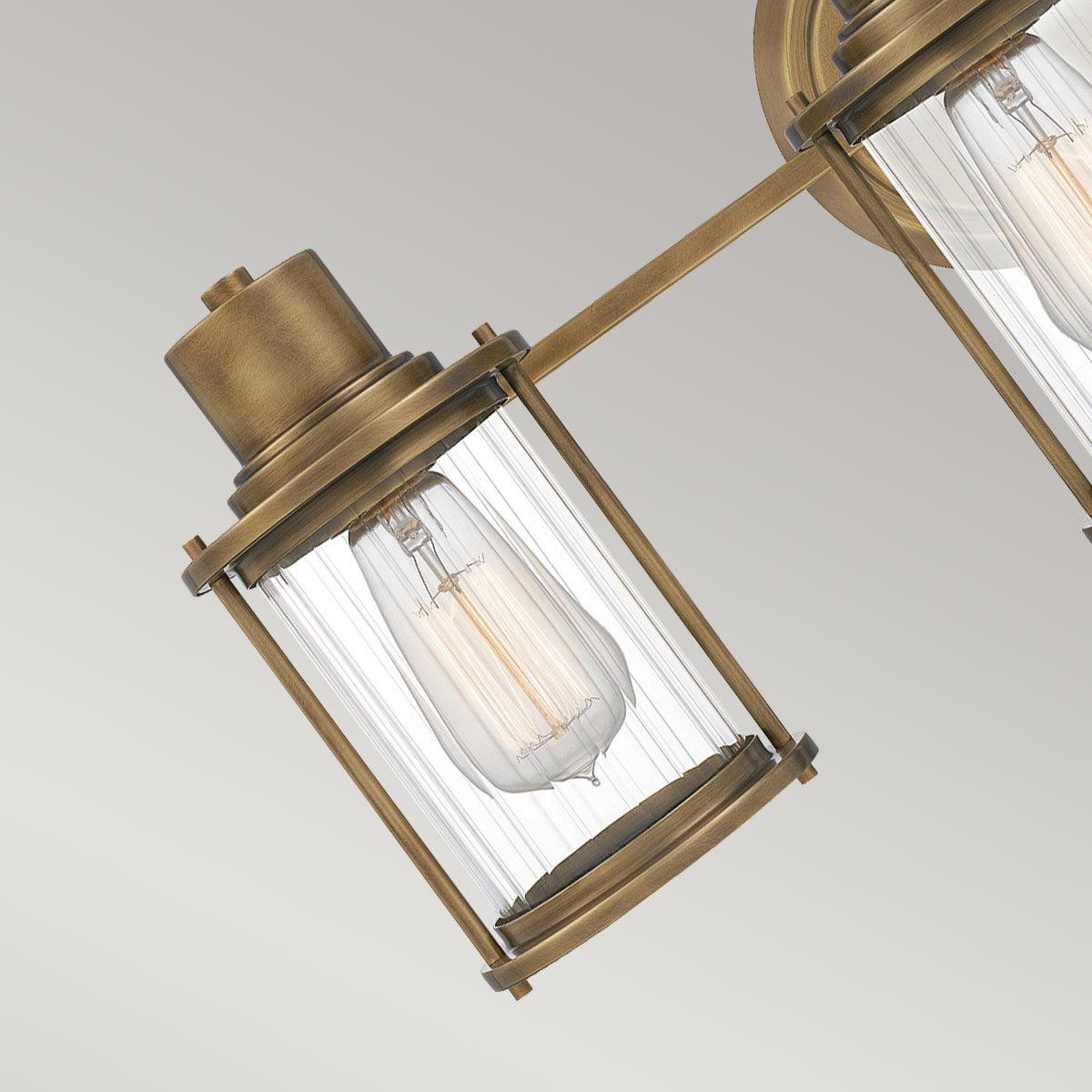 Riggs 56cm Rå messing badeværelseslampe Fra Elstead Lighting - Fremstillet i stål og med en robust konstruktion giver Riggs et stilrent og funktionelt lys i hjemmet.