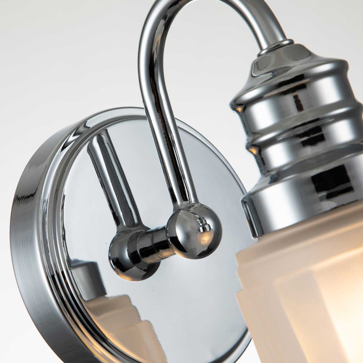 Swell Ø11 Poleret krom badeværelseslampe Fra Elstead Lighting - Den kombinerer elegance og funktionalitet med sin holdbare konstruktion og sofistikerede finish.