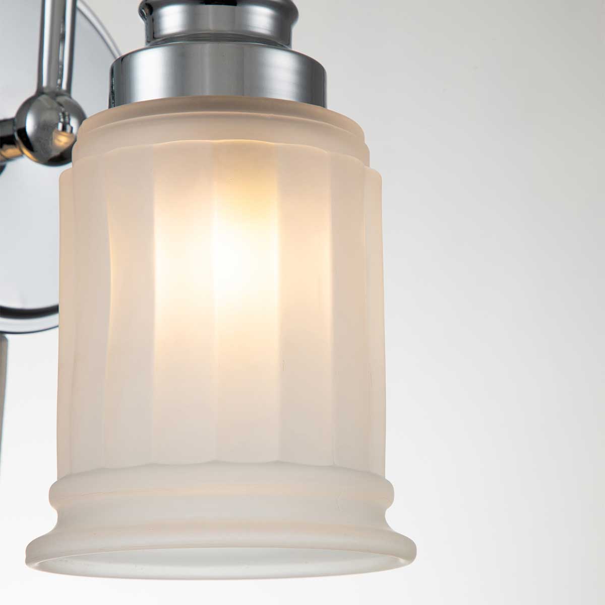 Swell Ø11 Poleret krom badeværelseslampe Fra Elstead Lighting - Den kombinerer elegance og funktionalitet med sin holdbare konstruktion og sofistikerede finish.