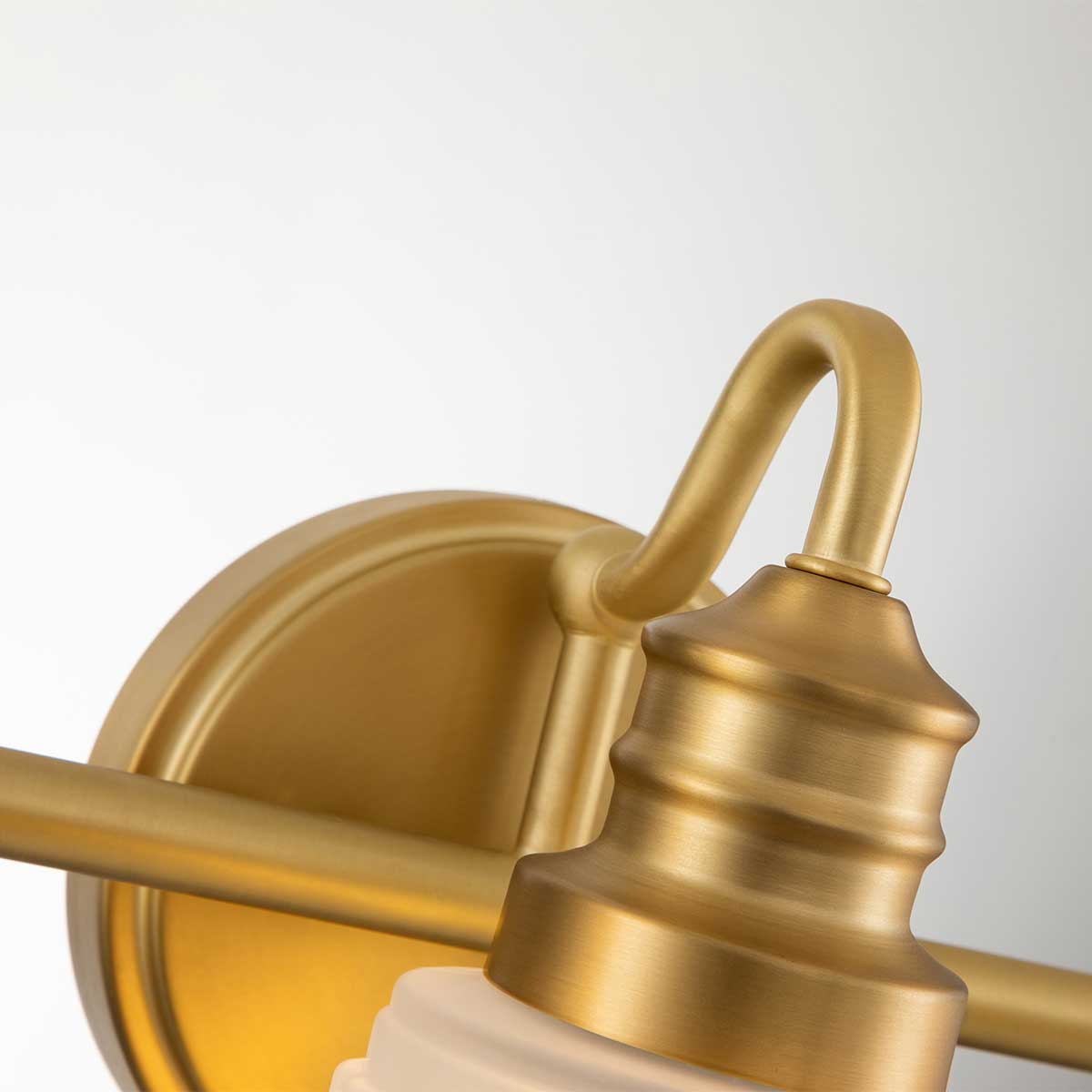 Swell 60cm Børstet messing badeværelseslampe Fra Elstead Lighting - Swell væglampe i børstet messing er en stilfuld amerikansk klassiker, lavet af stål med matteret glas.