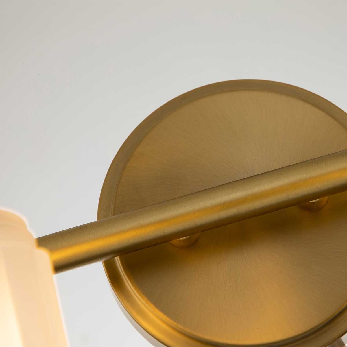 Swell 82cm Børstet messing badeværelseslampe Fra Elstead Lighting - Swell væglampe i børstet messing er en stilfuld amerikansk klassiker, lavet af stål med matteret glas.