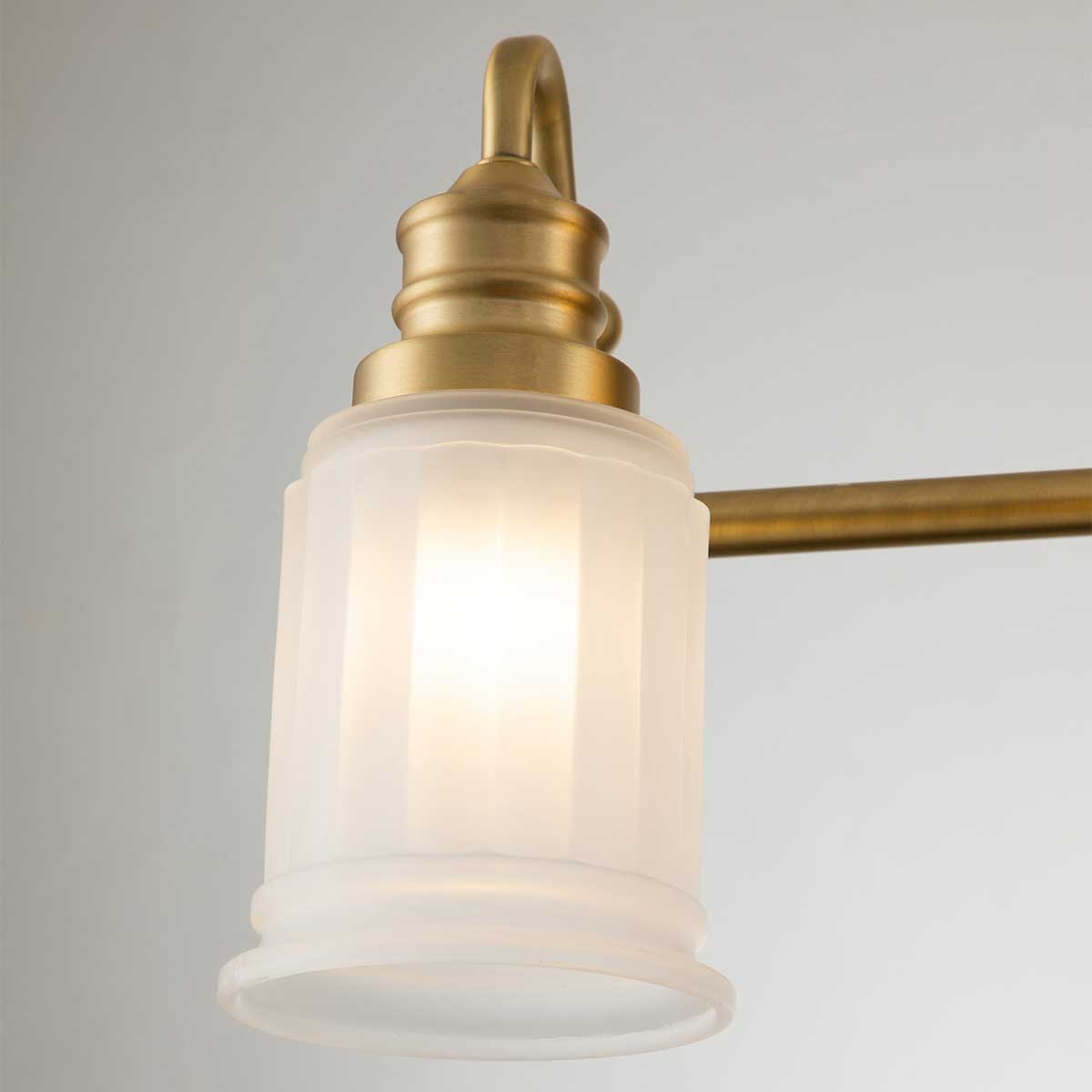Swell 82cm Børstet messing badeværelseslampe Fra Elstead Lighting - Swell væglampe i børstet messing er en stilfuld amerikansk klassiker, lavet af stål med matteret glas.