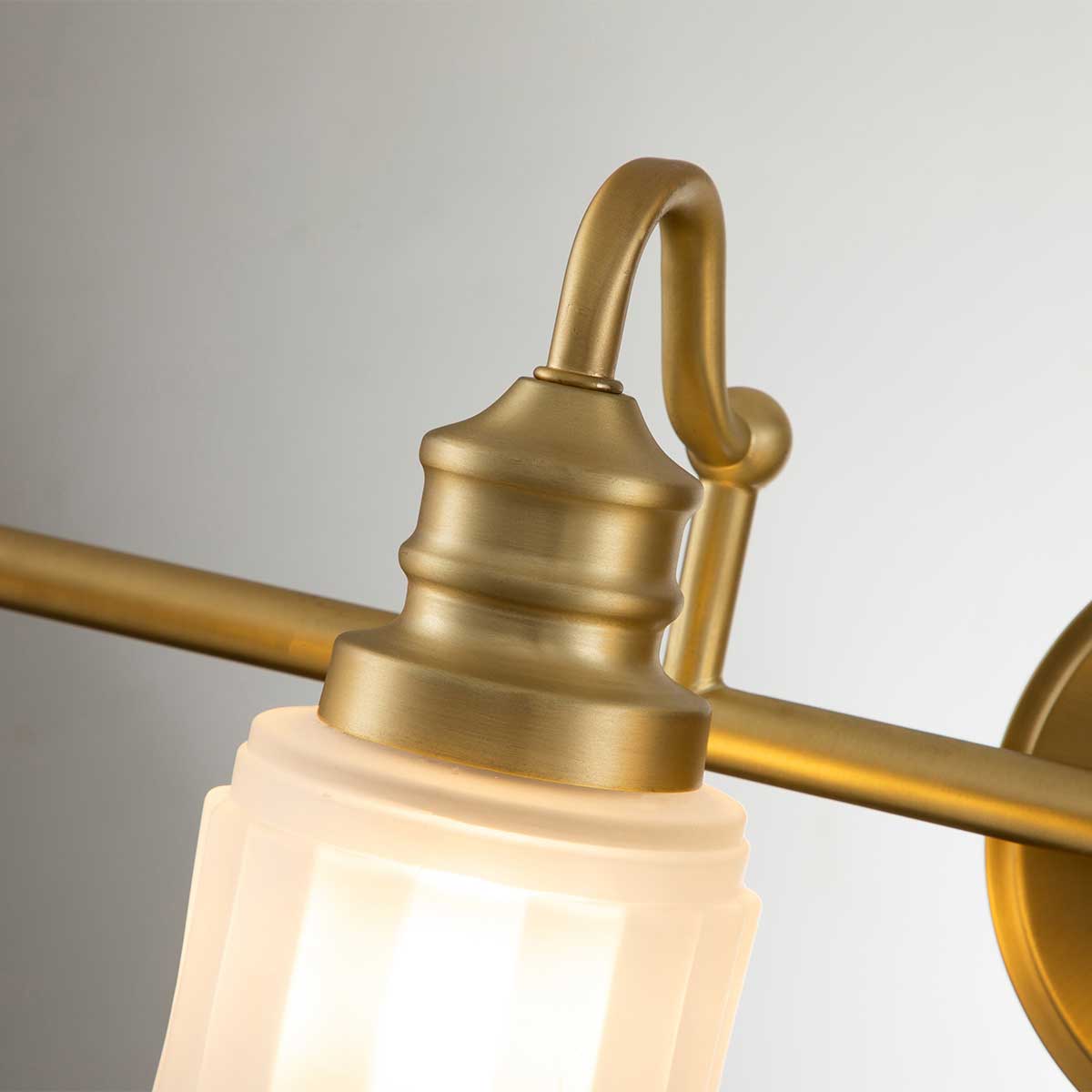 Swell 82cm Børstet messing badeværelseslampe Fra Elstead Lighting - Swell væglampe i børstet messing er en stilfuld amerikansk klassiker, lavet af stål med matteret glas.