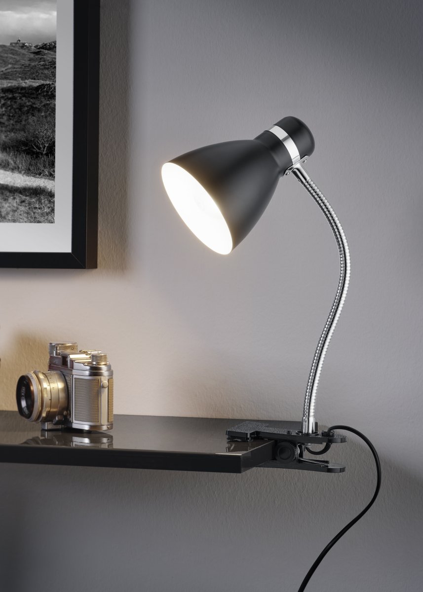 Harvey Sort klemmelampe Fra Trio Lighting - Armaturet i matsort kan nemt kombineres med forskellige interiør- og farvekoncepter og passer godt ind i dit interiør.