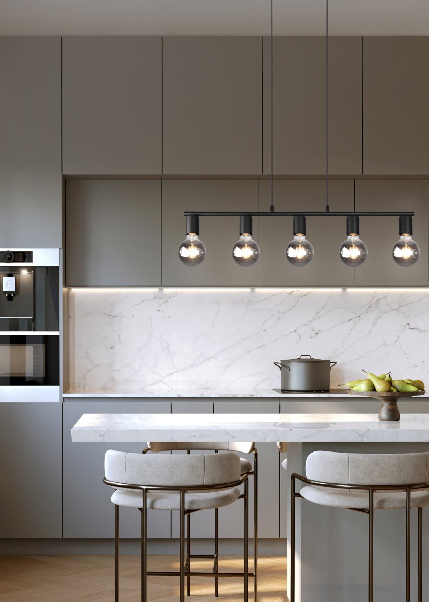 Vannes 82cm Sort loftslampe Fra Trio Lighting - Den minimalistiske sorte ramme og det åbne design gør lampen til et trendy indslag i både moderne og industrielle interiører.