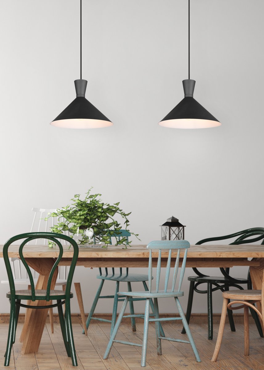 Enzo Ø35 Sort loftslampe Fra Trio Lighting - Designet i mat sort metal, Enzo komplementerer elegant moderne farvekoncepter og bliver en sofistikeret tilføjelse til dit interiør.