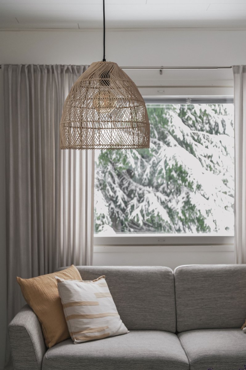 Rike Ø35 Natur loftslampe Fra Trio Lighting - Den trendy lampeskærm i rattan skaber en indbydende og luftig følelse, samtidig med at den tilføjer dekorative og lyse accenter til dit hjem.