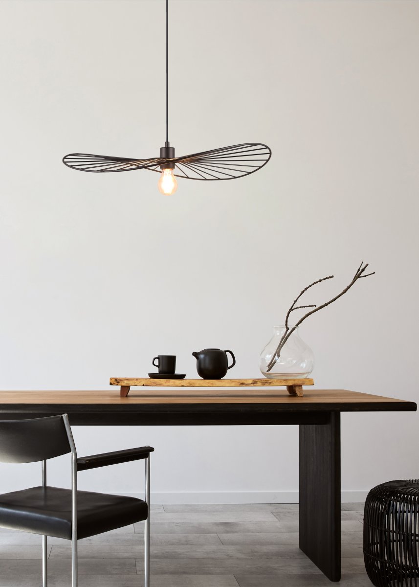 Chapeau Ø60 Sort loftslampe Fra Trio Lighting - Dens dekorative metalbeklædning gør den til et perfekt supplement i stuer og spisestuer, hvor den tilfører en unik følelse af lethed gennem sit smukke spil mellem lys og skygge.