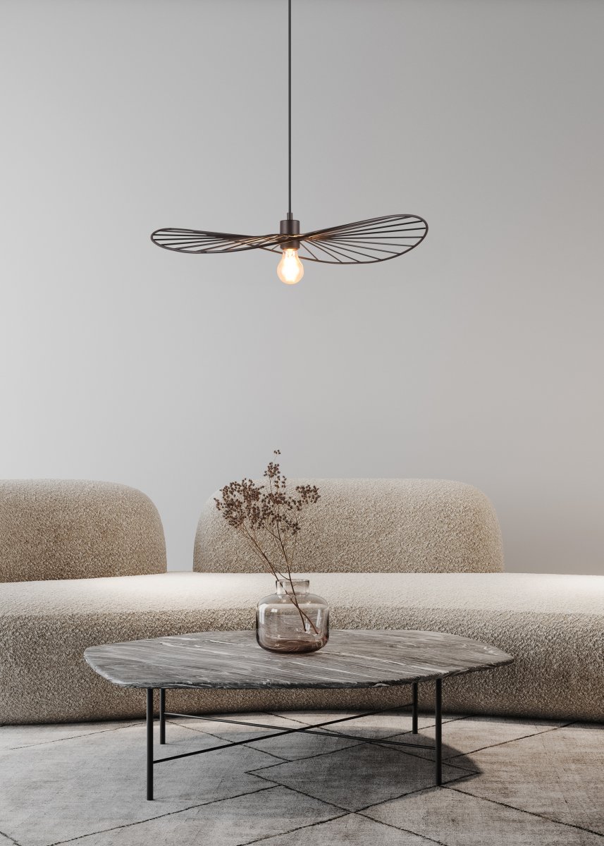 Chapeau Ø60 Sort loftslampe Fra Trio Lighting - Dens dekorative metalbeklædning gør den til et perfekt supplement i stuer og spisestuer, hvor den tilfører en unik følelse af lethed gennem sit smukke spil mellem lys og skygge.